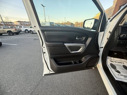 Used 2022 Nissan Titan SV image 16