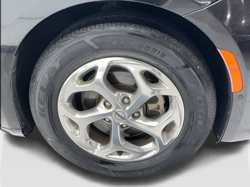 Used 2022 Chrysler Pacifica Limited FWD image 13