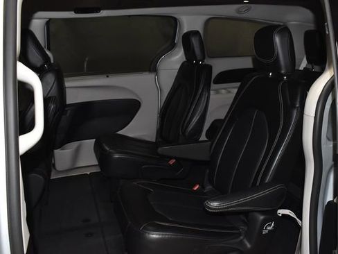 Certified 2024 Chrysler Pacifica Touring-L image 31