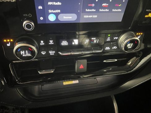 Used 2023 Toyota Highlander XSE AWD/4WD image 32