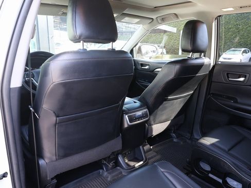 Used 2019 Toyota Highlander XLE image 17