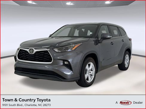 Used 2025 Toyota Highlander LE FWD image 1
