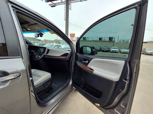 Used 2017 Toyota Sienna Limited Premium FWD image 55