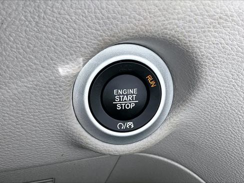 Used 2023 Chrysler Pacifica Limited FWD image 32