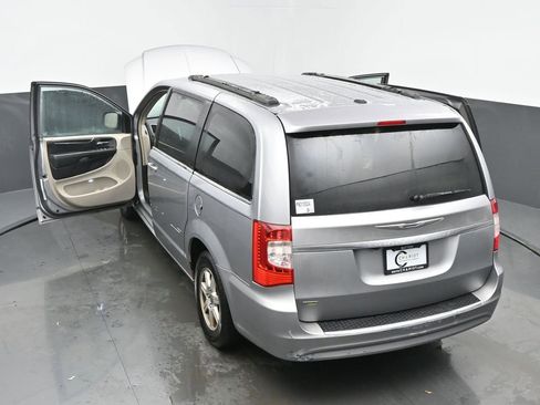 Used 2013 Chrysler Town & Country Touring image 59