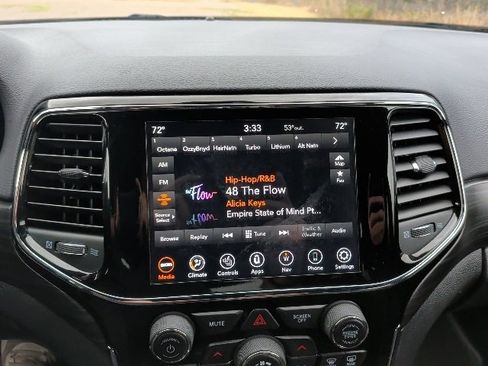 Used 2019 Jeep Grand Cherokee Laredo image 28