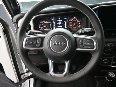 Used 2025 Jeep Wrangler Unlimited Sahara AWD/4WD image 20