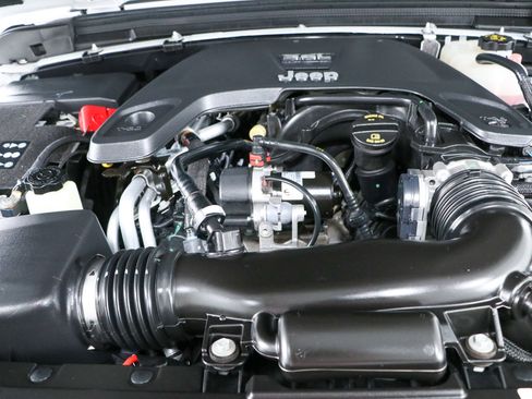 Used 2021 Jeep Wrangler Unlimited Sahara AWD/4WD image 31