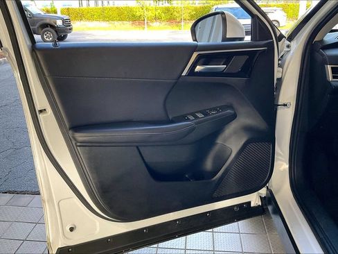 Used 2024 Mitsubishi Outlander SE FWD image 2
