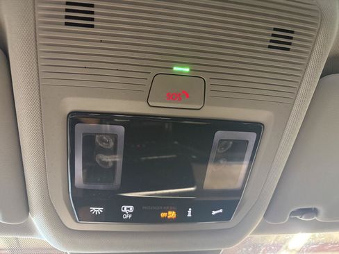 Used 2025 Volkswagen Atlas SE AWD/4WD image 31