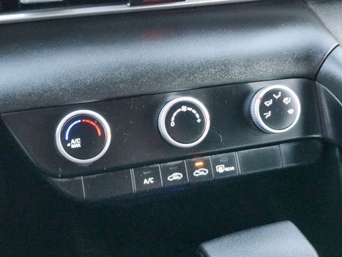 Certified 2025 Hyundai Elantra SE image 22