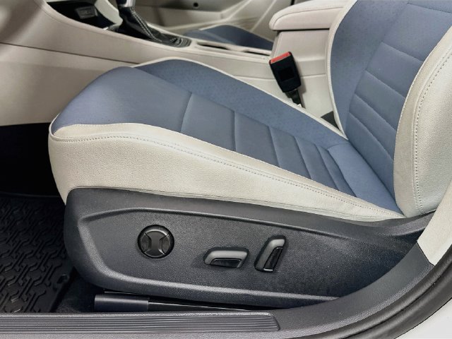 Used 2025 Volkswagen Jetta SE FWD image 21