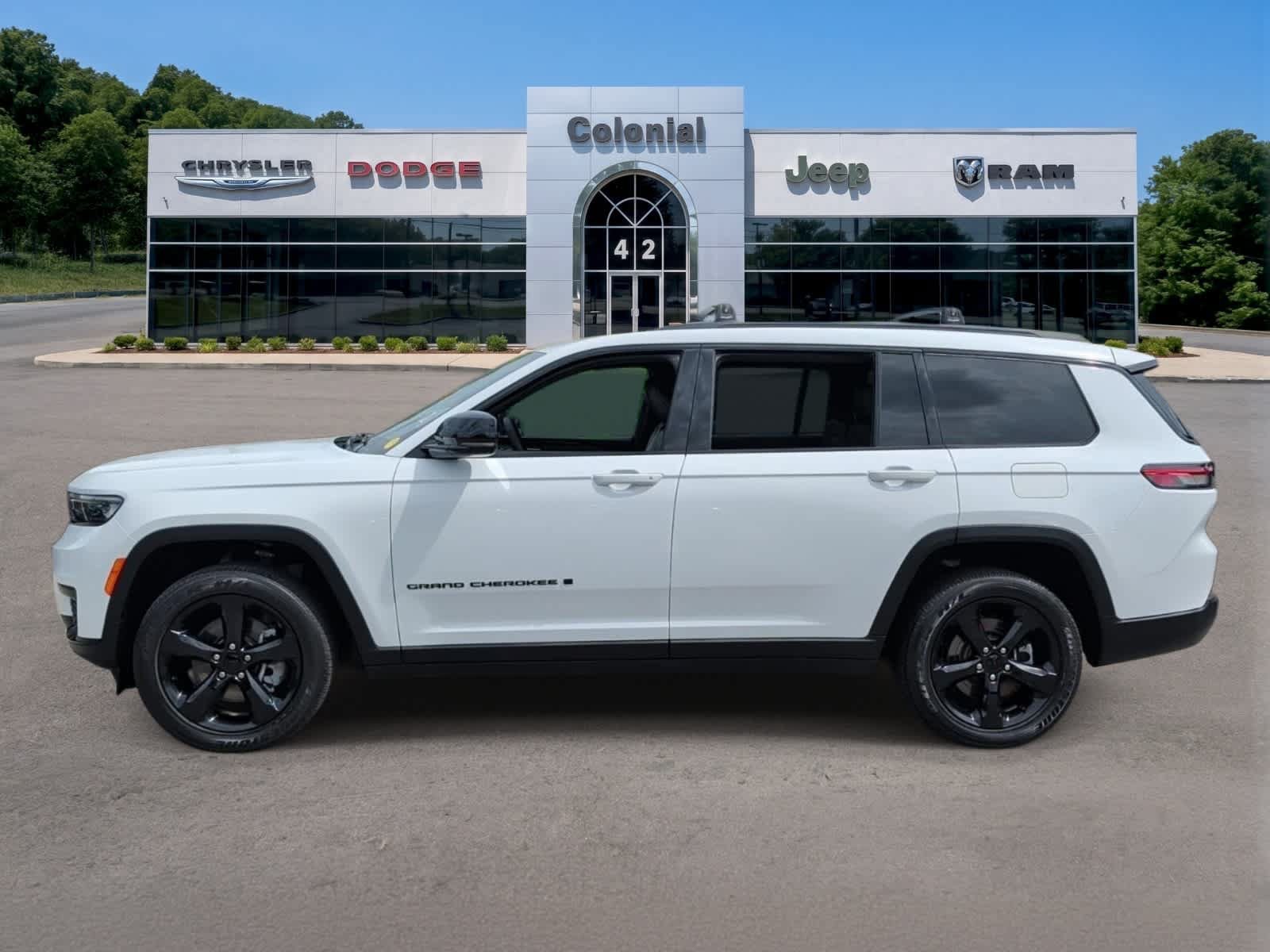 Used 2023 Jeep Grand Cherokee L Laredo AWD/4WD image 3
