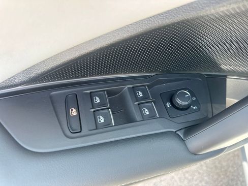 Used 2025 Volkswagen Tiguan SE w/ Panoramic Sunroof Package FWD image 14