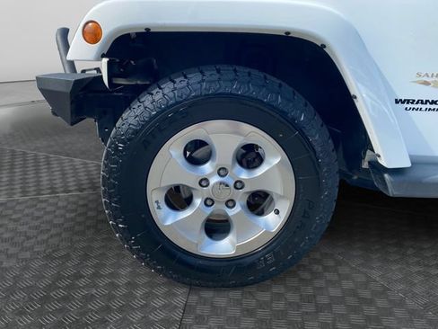 Used 2015 Jeep Wrangler Unlimited Sahara w/ Connectivity Group AWD/4WD image 27