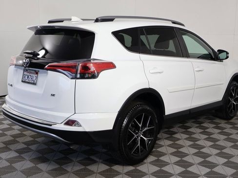 Used 2018 Toyota RAV4 SE image 4