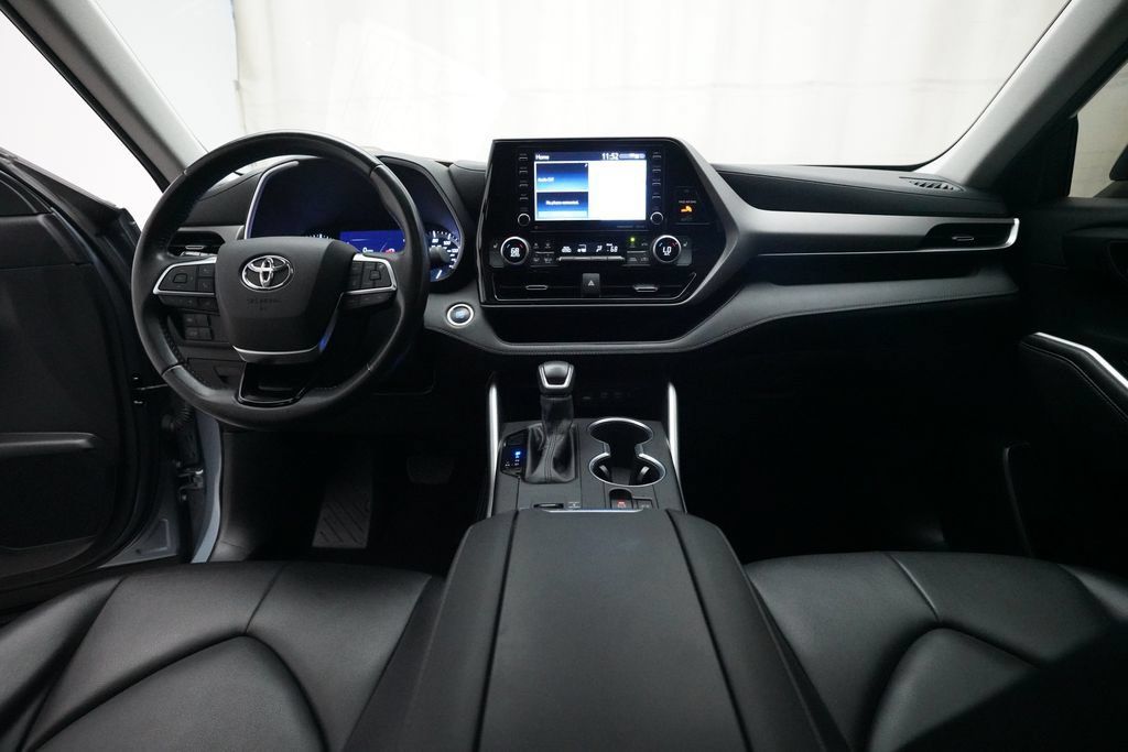 Used 2020 Toyota Highlander XLE FWD image 5