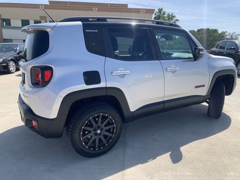 Used 2015 Jeep Renegade Trailhawk w/ Premium Leather Group AWD/4WD image 8