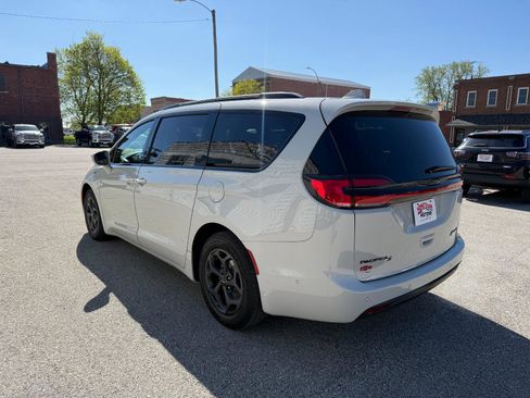 Used 2021 Chrysler Pacifica Touring-L w/ Uconnect Theater Family Group FWD image 7