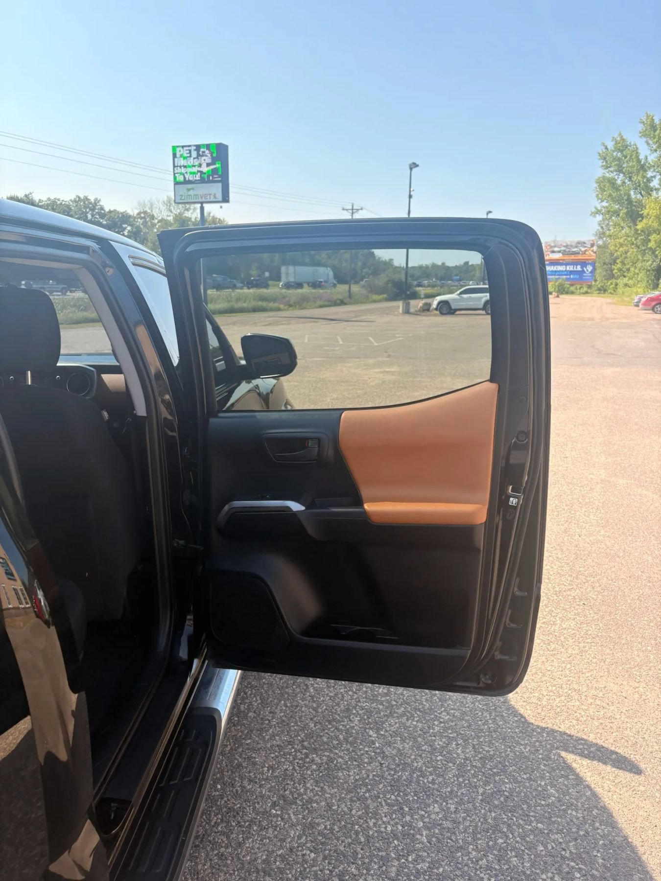 Used 2017 Toyota Tacoma SR5 w/ Tow Package AWD/4WD image 31
