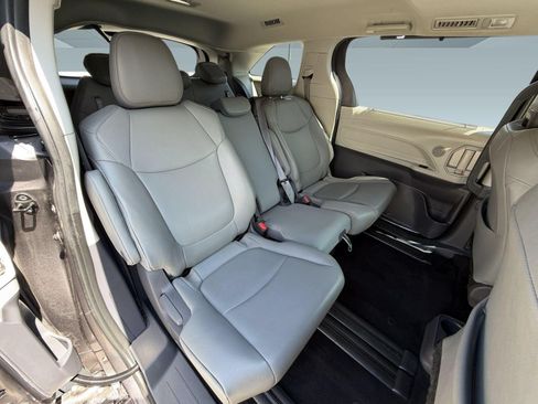 Used 2021 Toyota Sienna XLE FWD image 31