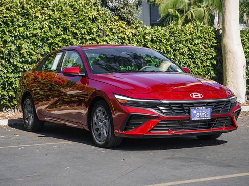 Used 2024 Hyundai Elantra SEL FWD image 3