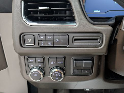 Used 2024 GMC Yukon SLT w/ SLT Luxury Package image 25