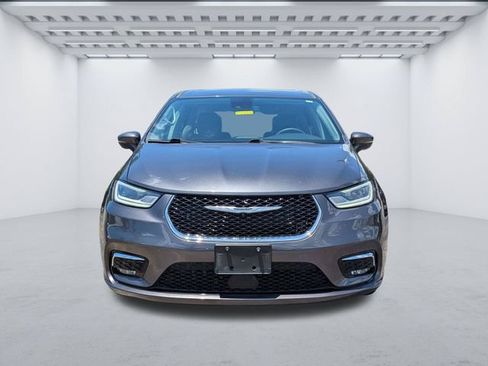 Used 2023 Chrysler Pacifica Touring-L FWD image 9