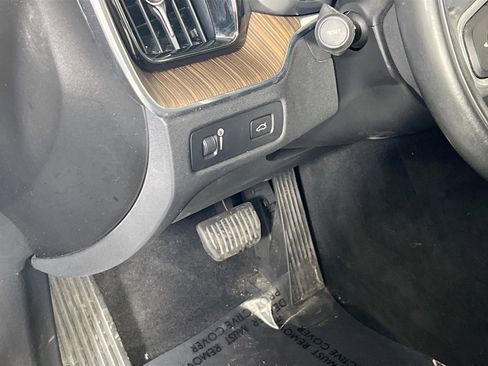 Used 2021 Volvo XC60 T5 Momentum w/ Premium Package image 10