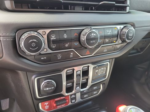 Used 2024 Jeep Gladiator Rubicon w/ Technology Group AWD/4WD image 23
