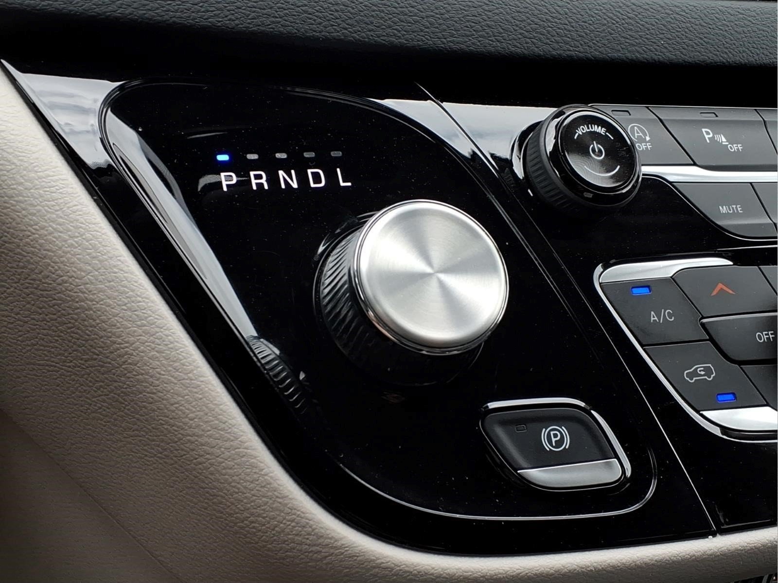 Used 2024 Chrysler Pacifica Touring-L FWD image 16