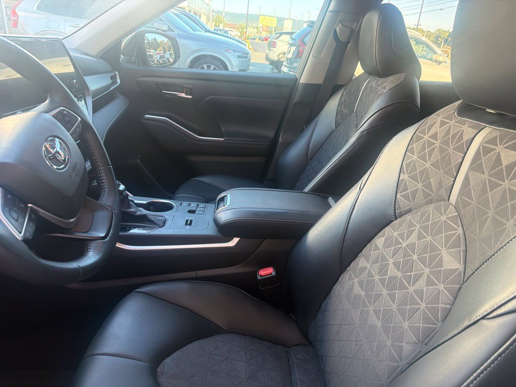 Used 2024 Toyota Highlander XLE AWD/4WD image 2