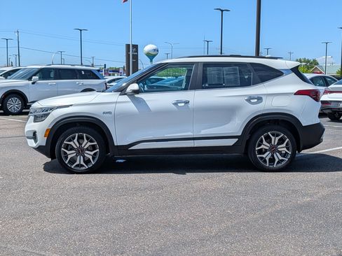 Used 2022 Kia Seltos SX w/ Sunroof Package AWD/4WD image 2
