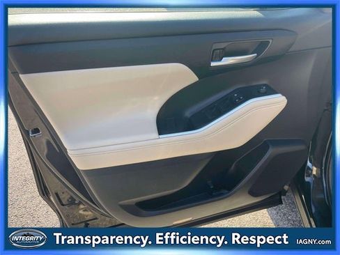 Certified 2023 Toyota Highlander XLE image 16