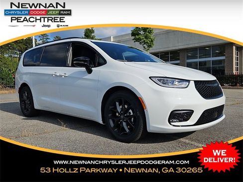 New 2026 Chrysler Pacifica Limited w/ Uconnect Theater Family Group image 1