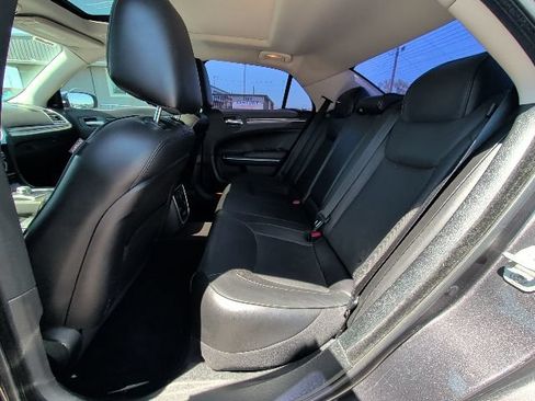 Used 2018 Chrysler 300 Limited AWD/4WD image 4