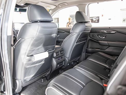 Used 2025 Honda Pilot Elite image 34