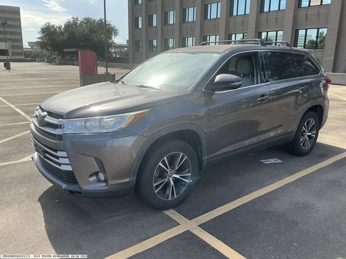 Used 2019 Toyota Highlander Plus FWD image 4