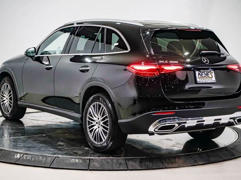 Used 2025 Mercedes-Benz GLC 300 image 2