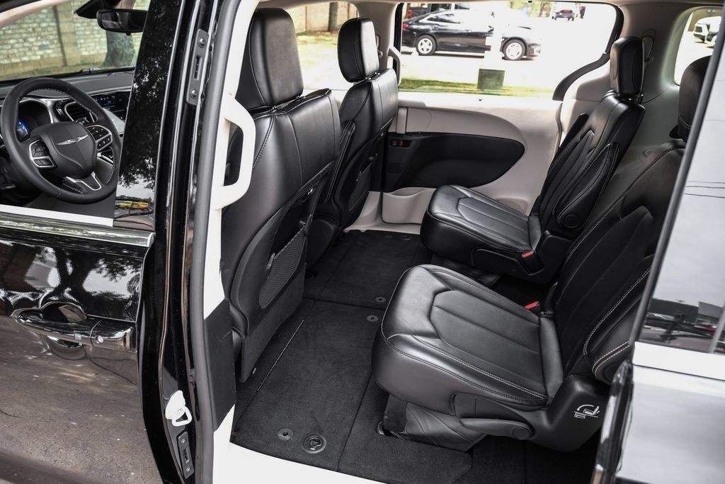 Used 2024 Chrysler Pacifica Touring-L FWD image 53