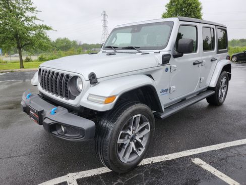 Used 2024 Jeep Wrangler Unlimited w/ Convenience Group AWD/4WD image 14