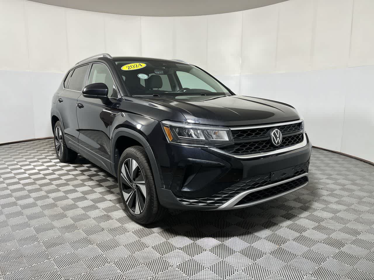 Used 2024 Volkswagen Taos SE AWD/4WD image 2