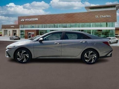 Used 2025 Hyundai Elantra Limited FWD image 3