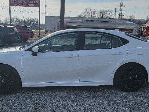 Used 2025 Toyota Camry SE w/ Convenience Package image 3