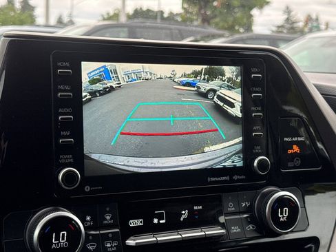 Used 2021 Toyota Highlander LE AWD/4WD image 29