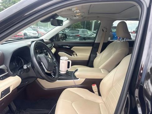 Used 2021 Toyota Highlander XLE FWD image 32