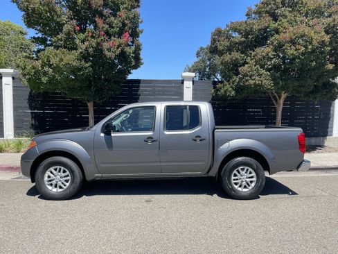 Used 2016 Nissan Frontier SV RWD image 4