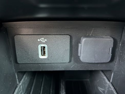 Used 2018 Ford Explorer XLT w/ Equipment Group 201A AWD/4WD image 24