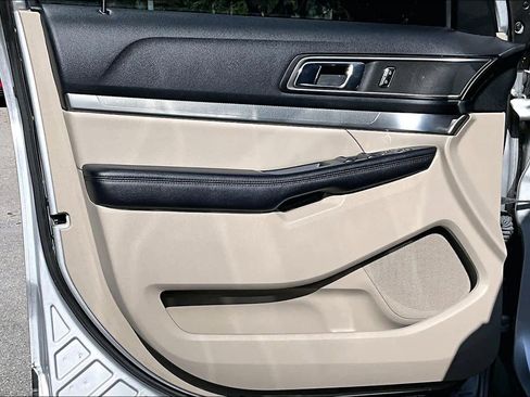 Used 2018 Ford Explorer XLT image 25