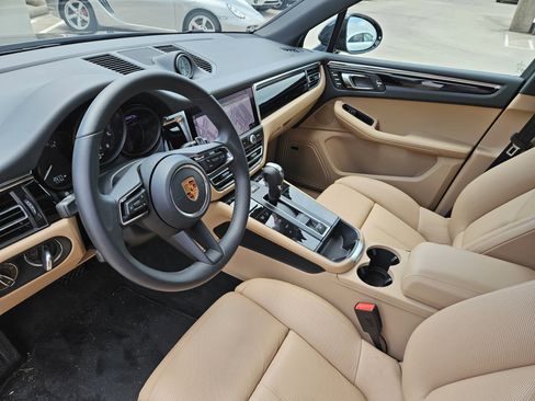 Certified 2026 Porsche Macan AWD/4WD image 4